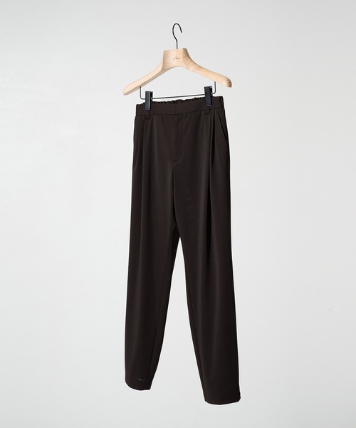 THE TOKYO(ザトウキョウ)の「【THE TOKYO/ザトウキョウ】Light Matte Stretch Jersey Easy Tapered Pants(スラックス・メンズ・ダークブラウン/ブラック・44/48/46)」の1枚目の写真