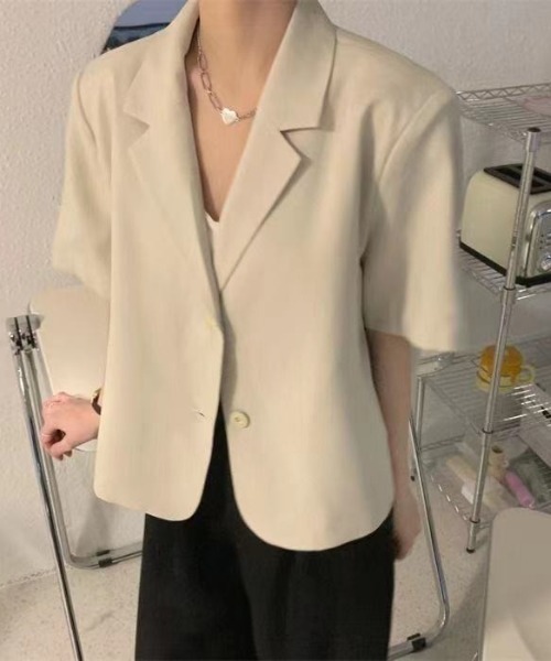 Aelina(エリナ)の「ショート半袖スーツジャケット(テーラードジャケット・レディース・グレー/ブラック/ベージュ・S/M/L)」の1枚目の写真