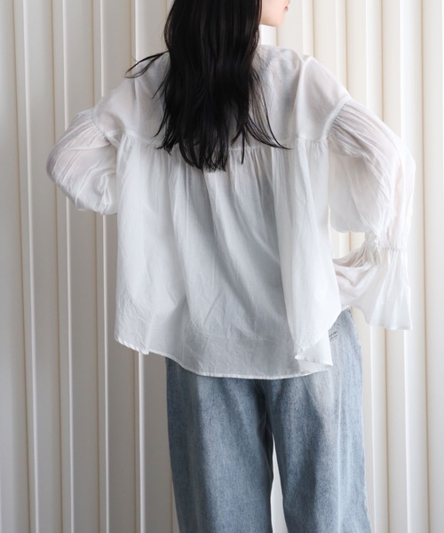 YENNA(イェンナ)の「インド綿ギャザー切替エアリーボリュームシアーブラウス(シャツ/ブラウス・レディース・スミクロ/ホワイト・FREE)」の8枚目の写真