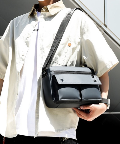 WESTBOY(ウエストボーイ)の「フェイクレザークロスボディ フロントポケットスクエアショルダーバッグ WO26S9BG05(ショルダーバッグ・メンズ・グレー/ブラック/グリーン・FREE)」の2枚目の写真