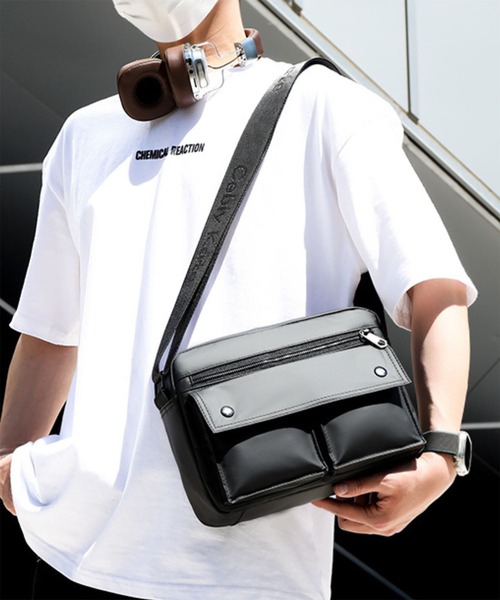 WESTBOY(ウエストボーイ)の「フェイクレザークロスボディ フロントポケットスクエアショルダーバッグ WO26S9BG05(ショルダーバッグ・メンズ・グレー/ブラック/グリーン・FREE)」の1枚目の写真