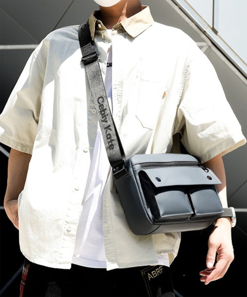 WESTBOY(ウエストボーイ)の「フェイクレザークロスボディ フロントポケットスクエアショルダーバッグ WO26S9BG05(ショルダーバッグ・メンズ・グレー/ブラック/グリーン・FREE)」の5枚目の写真