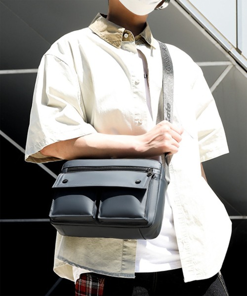 WESTBOY(ウエストボーイ)の「フェイクレザークロスボディ フロントポケットスクエアショルダーバッグ WO26S9BG05(ショルダーバッグ・メンズ・グレー/ブラック/グリーン・FREE)」の6枚目の写真