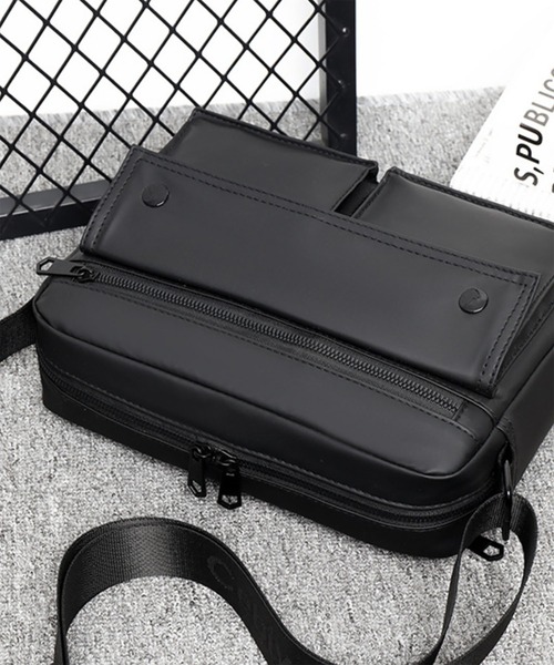 WESTBOY(ウエストボーイ)の「フェイクレザークロスボディ フロントポケットスクエアショルダーバッグ WO26S9BG05(ショルダーバッグ・メンズ・グレー/ブラック/グリーン・FREE)」の8枚目の写真