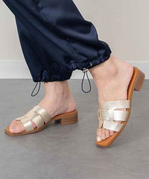 inter-chaussures(インターショシュール)の「【Oh my Sandals】ローヒールレザーミュールサンダル(E62004)(サンダル・レディース・ブラック/ゴールド・36/37/38)」の2枚目の写真