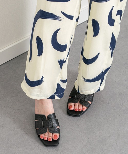inter-chaussures(インターショシュール)の「【Oh my Sandals】ローヒールレザーミュールサンダル(E62004)(サンダル・レディース・ブラック/ゴールド・36/37/38)」の3枚目の写真