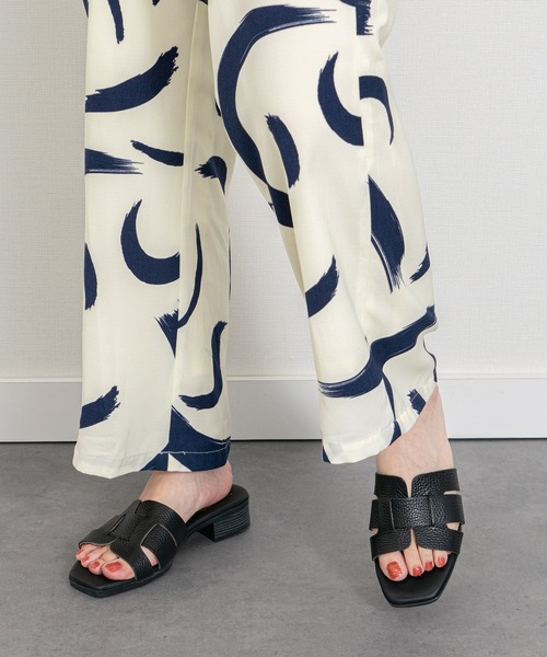 inter-chaussures(インターショシュール)の「【Oh my Sandals】ローヒールレザーミュールサンダル(E62004)(サンダル・レディース・ブラック/ゴールド・36/37/38)」の4枚目の写真