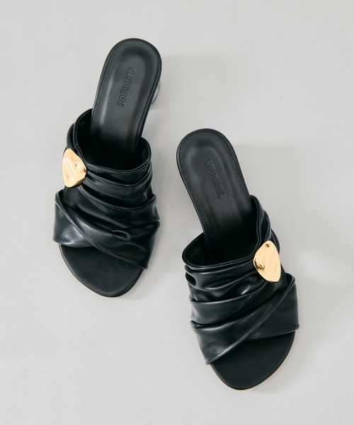 STUDIOUS（ステュディオス）の「【STUDIOUS/ステュディオス】Twisted Vegan Leather Sandals/ツイストビーガンレザーサンダル/ミュール/雨の日対応（サンダル・レディース・ベージュ/ブラック・1/2）」の6枚目の写真