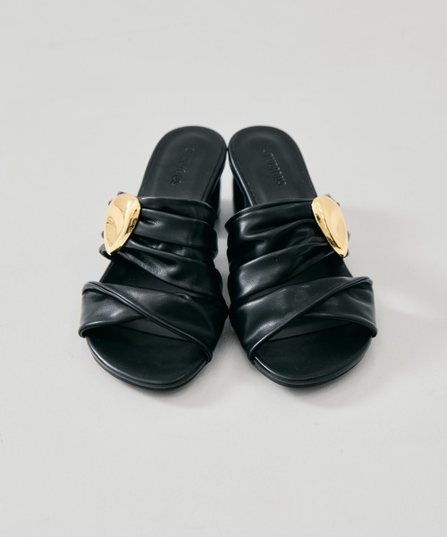STUDIOUS（ステュディオス）の「【STUDIOUS/ステュディオス】Twisted Vegan Leather Sandals/ツイストビーガンレザーサンダル/ミュール/雨の日対応（サンダル・レディース・ベージュ/ブラック・1/2）」の5枚目の写真