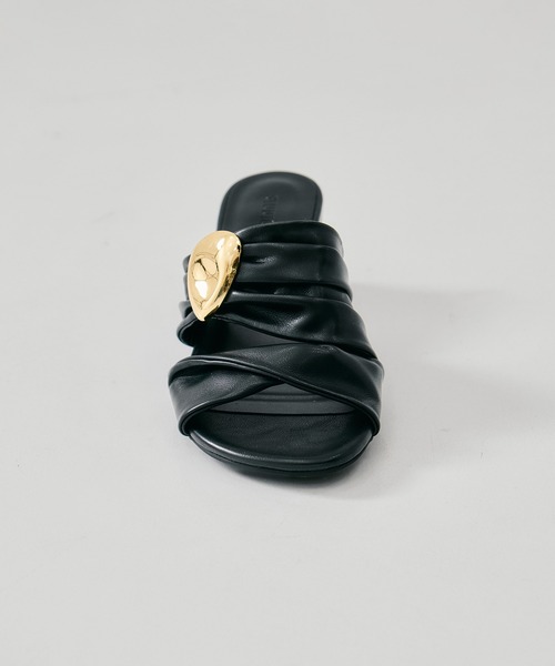 STUDIOUS（ステュディオス）の「【STUDIOUS/ステュディオス】Twisted Vegan Leather Sandals/ツイストビーガンレザーサンダル/ミュール/雨の日対応（サンダル・レディース・ベージュ/ブラック・1/2）」の4枚目の写真