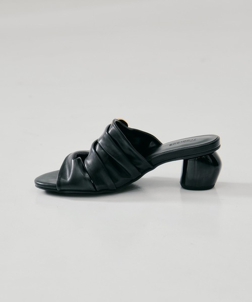 STUDIOUS（ステュディオス）の「【STUDIOUS/ステュディオス】Twisted Vegan Leather Sandals/ツイストビーガンレザーサンダル/ミュール/雨の日対応（サンダル・レディース・ベージュ/ブラック・1/2）」の3枚目の写真