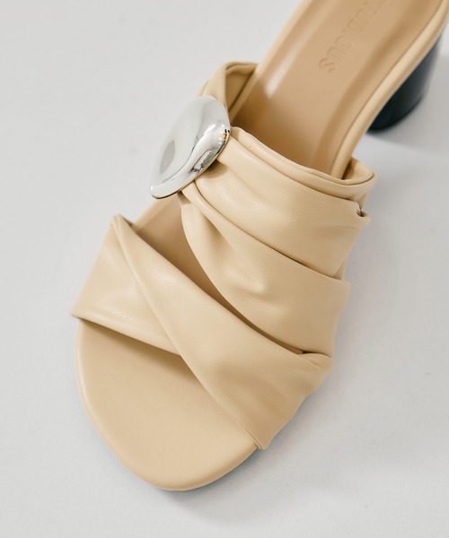 STUDIOUS（ステュディオス）の「【STUDIOUS/ステュディオス】Twisted Vegan Leather Sandals/ツイストビーガンレザーサンダル/ミュール/雨の日対応（サンダル・レディース・ベージュ/ブラック・1/2）」の16枚目の写真