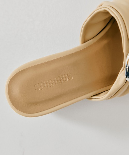 STUDIOUS（ステュディオス）の「【STUDIOUS/ステュディオス】Twisted Vegan Leather Sandals/ツイストビーガンレザーサンダル/ミュール/雨の日対応（サンダル・レディース・ベージュ/ブラック・1/2）」の15枚目の写真
