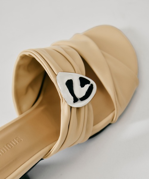 STUDIOUS（ステュディオス）の「【STUDIOUS/ステュディオス】Twisted Vegan Leather Sandals/ツイストビーガンレザーサンダル/ミュール/雨の日対応（サンダル・レディース・ベージュ/ブラック・1/2）」の14枚目の写真