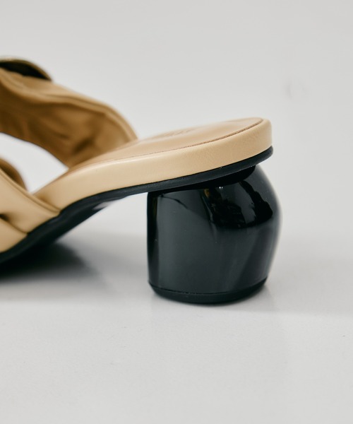 STUDIOUS（ステュディオス）の「【STUDIOUS/ステュディオス】Twisted Vegan Leather Sandals/ツイストビーガンレザーサンダル/ミュール/雨の日対応（サンダル・レディース・ベージュ/ブラック・1/2）」の13枚目の写真
