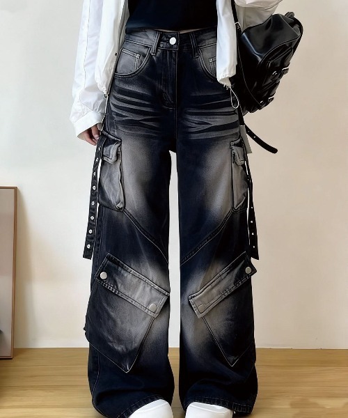 Sibra(シブラ)の「多ポケットデザイン ワイドデニムパンツ(デニムパンツ・レディース・ブラック・M)」の11枚目の写真