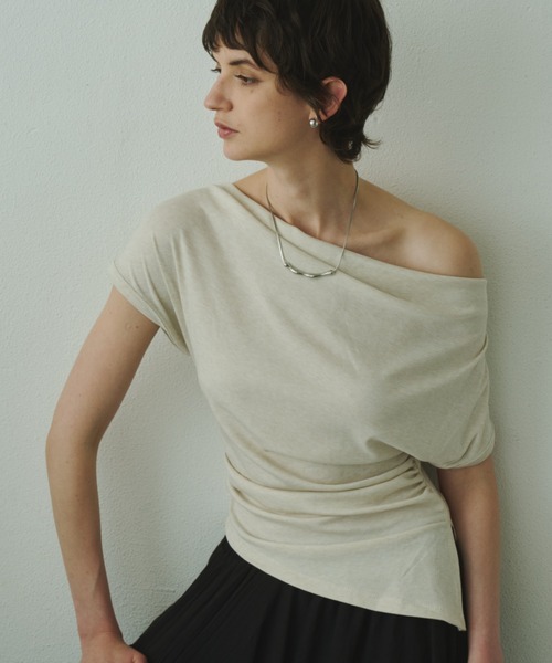 Plumel(プルメル)の「Off Shoulder Drape Stretch Cut T / オフショルドレープストレッチカットTシャツ(Tシャツ/カットソー・レディース・ベージュ/ホワイト/ブラック・MEDIUM)」の3枚目の写真
