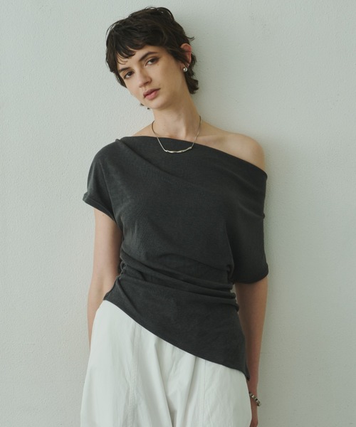 Plumel(プルメル)の「Off Shoulder Drape Stretch Cut T / オフショルドレープストレッチカットTシャツ(Tシャツ/カットソー・レディース・ベージュ/ホワイト/ブラック・MEDIUM)」の2枚目の写真