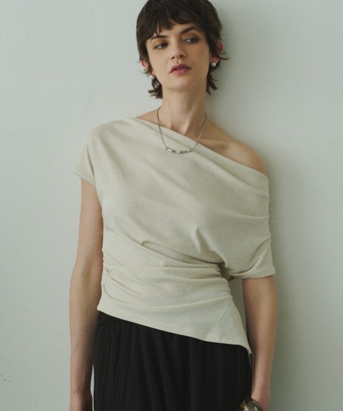 Plumel(プルメル)の「Off Shoulder Drape Stretch Cut T / オフショルドレープストレッチカットTシャツ(Tシャツ/カットソー・レディース・ベージュ/ホワイト/ブラック・MEDIUM)」の7枚目の写真
