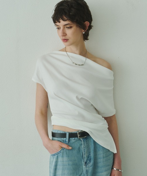 Plumel(プルメル)の「Off Shoulder Drape Stretch Cut T / オフショルドレープストレッチカットTシャツ(Tシャツ/カットソー・レディース・ベージュ/ホワイト/ブラック・MEDIUM)」の19枚目の写真