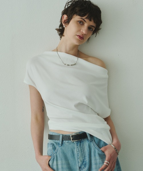 Plumel(プルメル)の「Off Shoulder Drape Stretch Cut T / オフショルドレープストレッチカットTシャツ(Tシャツ/カットソー・レディース・ベージュ/ホワイト/ブラック・MEDIUM)」の20枚目の写真