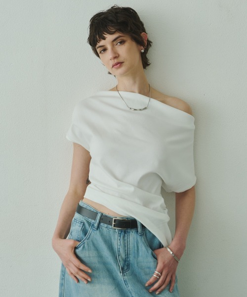Plumel(プルメル)の「Off Shoulder Drape Stretch Cut T / オフショルドレープストレッチカットTシャツ(Tシャツ/カットソー・レディース・ベージュ/ホワイト/ブラック・MEDIUM)」の21枚目の写真