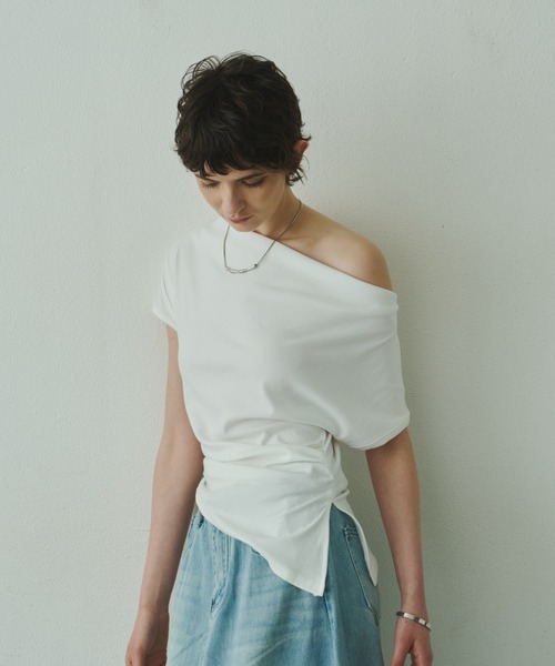 Plumel(プルメル)の「Off Shoulder Drape Stretch Cut T / オフショルドレープストレッチカットTシャツ(Tシャツ/カットソー・レディース・ベージュ/ホワイト/ブラック・MEDIUM)」の22枚目の写真