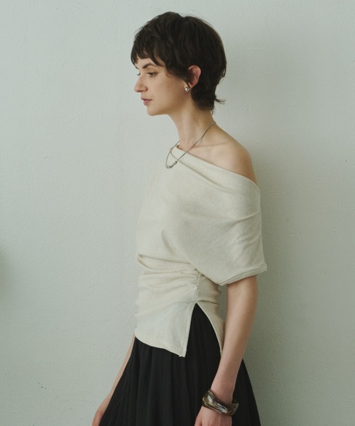 Plumel(プルメル)の「Off Shoulder Drape Stretch Cut T / オフショルドレープストレッチカットTシャツ(Tシャツ/カットソー・レディース・ベージュ/ホワイト/ブラック・MEDIUM)」の13枚目の写真
