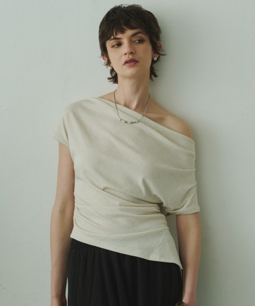 Plumel(プルメル)の「Off Shoulder Drape Stretch Cut T / オフショルドレープストレッチカットTシャツ(Tシャツ/カットソー・レディース・ベージュ/ホワイト/ブラック・MEDIUM)」の4枚目の写真