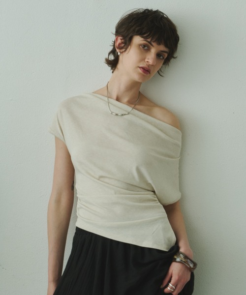 Plumel(プルメル)の「Off Shoulder Drape Stretch Cut T / オフショルドレープストレッチカットTシャツ(Tシャツ/カットソー・レディース・ベージュ/ホワイト/ブラック・MEDIUM)」の5枚目の写真