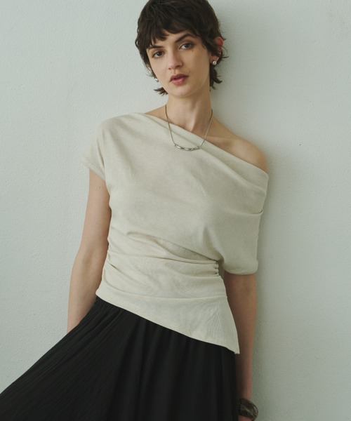 Plumel(プルメル)の「Off Shoulder Drape Stretch Cut T / オフショルドレープストレッチカットTシャツ(Tシャツ/カットソー・レディース・ベージュ/ホワイト/ブラック・MEDIUM)」の6枚目の写真