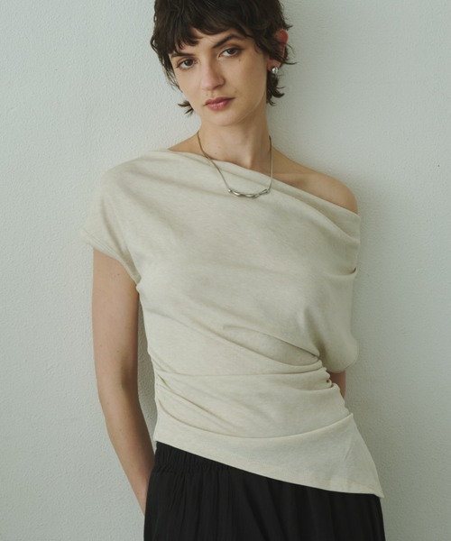 Plumel(プルメル)の「Off Shoulder Drape Stretch Cut T / オフショルドレープストレッチカットTシャツ(Tシャツ/カットソー・レディース・ベージュ/ホワイト/ブラック・MEDIUM)」の9枚目の写真