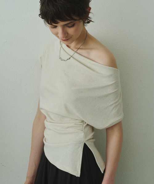 Plumel(プルメル)の「Off Shoulder Drape Stretch Cut T / オフショルドレープストレッチカットTシャツ(Tシャツ/カットソー・レディース・ベージュ/ホワイト/ブラック・MEDIUM)」の10枚目の写真