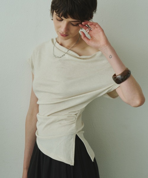 Plumel(プルメル)の「Off Shoulder Drape Stretch Cut T / オフショルドレープストレッチカットTシャツ(Tシャツ/カットソー・レディース・ベージュ/ホワイト/ブラック・MEDIUM)」の11枚目の写真