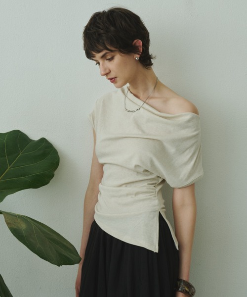 Plumel(プルメル)の「Off Shoulder Drape Stretch Cut T / オフショルドレープストレッチカットTシャツ(Tシャツ/カットソー・レディース・ベージュ/ホワイト/ブラック・MEDIUM)」の12枚目の写真