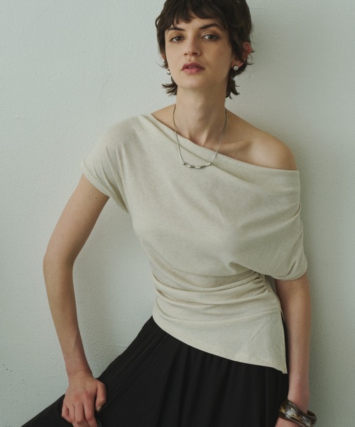 Plumel(プルメル)の「Off Shoulder Drape Stretch Cut T / オフショルドレープストレッチカットTシャツ(Tシャツ/カットソー・レディース・ベージュ/ホワイト/ブラック・MEDIUM)」の8枚目の写真