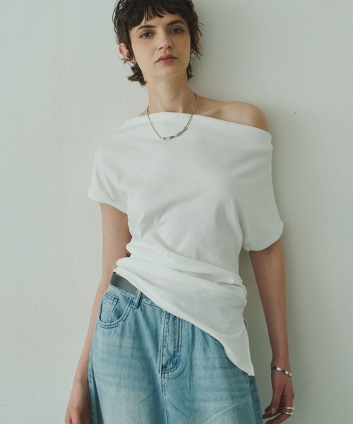 Plumel(プルメル)の「Off Shoulder Drape Stretch Cut T / オフショルドレープストレッチカットTシャツ(Tシャツ/カットソー・レディース・ベージュ/ホワイト/ブラック・MEDIUM)」の18枚目の写真