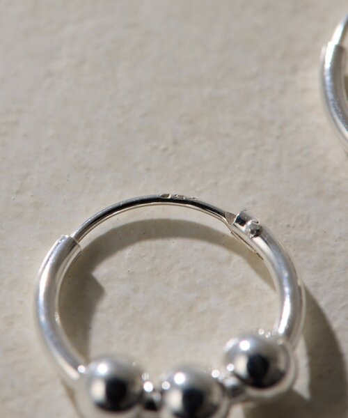 ear PAPILLONNER(イアパピヨネ)の「《スターリングシルバー使用》スリーラウンドフープピアス(ピアス(両耳用)・レディース・シルバー系その他4・FREE)」の4枚目の写真