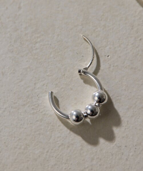 ear PAPILLONNER(イアパピヨネ)の「《スターリングシルバー使用》スリーラウンドフープピアス(ピアス(両耳用)・レディース・シルバー系その他4・FREE)」の5枚目の写真