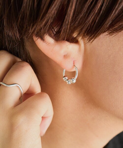 ear PAPILLONNER(イアパピヨネ)の「《スターリングシルバー使用》スリーラウンドフープピアス(ピアス(両耳用)・レディース・シルバー系その他4・FREE)」の6枚目の写真
