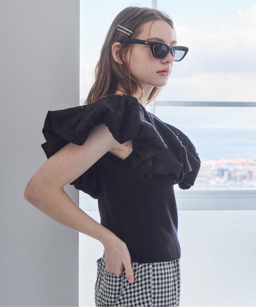 etre loin(エトルワン)の「エンブロイダリーバルーンカラーニットトップス / Embroidered balloon collar knit top(ニット/セーター・レディース・ブラック×ホワイト/グレー/ブラック・M)」の2枚目の写真