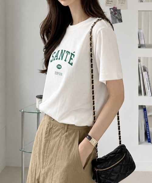 sowme.（ソウミー）の「大人カジュアルに着回せる◎【フレンチカレッジロゴ ベーシック Tシャツ】（Tシャツ/カットソー・レディース・ホワイト系その他/オートミール・MEDIUM/SMALL/LARGE）」の4枚目の写真