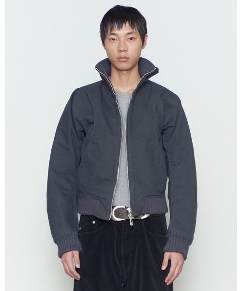 NVRFRGT(ネヴァーフォーゲット)の「STAND COLLAR BOMBER JACKET(ブルゾン・メンズ・ブラック/グレー・2/3)」の1枚目の写真