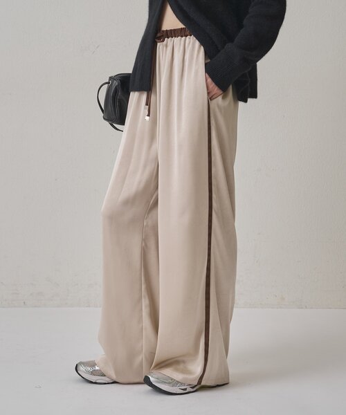 Omekashi(オメカシ)の「サテンラインパンツ(その他パンツ・レディース・アイボリー/チャコールグレー・36/38)」の22枚目の写真