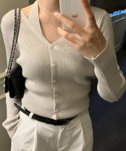 FLINEA(フリネア)の「ニットホルターネックタンクトップ&シングルブレストカーディガンセットアップ(セットアップ・レディース・ブラック/ブルー/グレイッシュベージュ・FREE)」の3枚目の写真