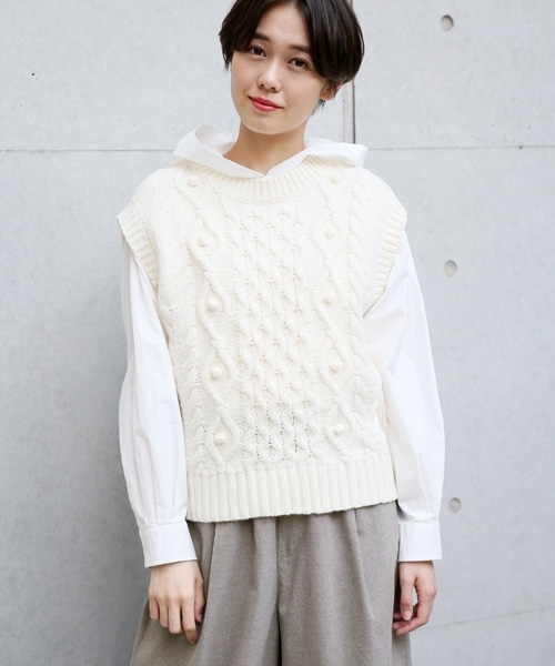 LOWRYS FARM（ローリーズファーム）の「３Ｇケーブルベスト　805088（ベスト・レディース・ブラック/オフホワイト/ベージュ・MEDIUM/LARGE）」の2枚目の写真