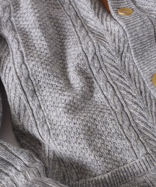 SHIPS(シップス)の「SC: 9ゲージ ランダム/アラン スタンド カーディガン□(カーディガン/ボレロ・メンズ・グレー/ブルー/ネイビー/ダークオレンジ/グリーン・SMALL/MEDIUM/LARGE/X-LARGE)」の10枚目の写真