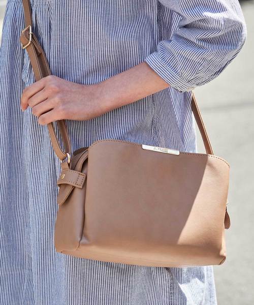 ALTROSE（アルトローズ）の「ショルダーバッグ [シャルナ]（ショルダーバッグ・レディース・ブラック/ベージュ/ネイビー/グレー/ピンク/アイボリー/ライトブルー/ブラック系その他/ワイン/ライトグレー/ライトパープル/カーキ/ブラウン/ライトベージュ/ダークネイビー/キャメル/ダークグリーン/スミクロ・FREE）」の8枚目の写真