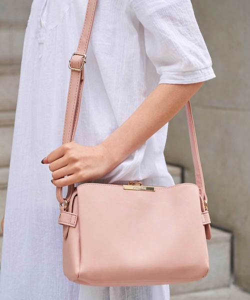 ALTROSE（アルトローズ）の「ショルダーバッグ [シャルナ]（ショルダーバッグ・レディース・ブラック/ベージュ/ネイビー/グレー/ピンク/アイボリー/ライトブルー/ブラック系その他/ワイン/ライトグレー/ライトパープル/カーキ/ブラウン/ライトベージュ/ダークネイビー/キャメル/ダークグリーン/スミクロ・FREE）」の17枚目の写真