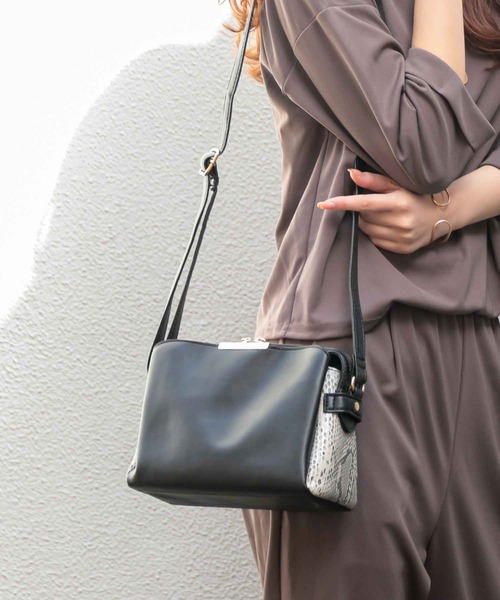 ALTROSE（アルトローズ）の「ショルダーバッグ [シャルナ]（ショルダーバッグ・レディース・ブラック/ベージュ/ネイビー/グレー/ピンク/アイボリー/ライトブルー/ブラック系その他/ワイン/ライトグレー/ライトパープル/カーキ/ブラウン/ライトベージュ/ダークネイビー/キャメル/ダークグリーン/スミクロ・FREE）」の3枚目の写真